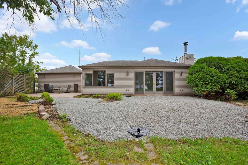 1677 W Butte Des Morts Beach Road, NEENAH