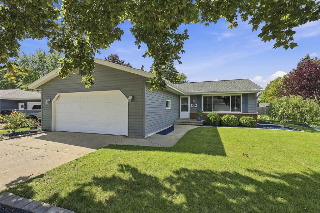 1621 N Blossom Drive, APPLETON