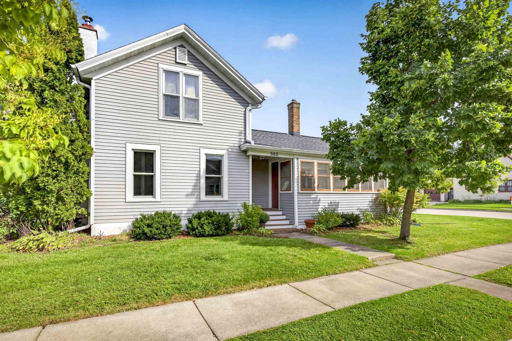582 Oak Street, NEENAH