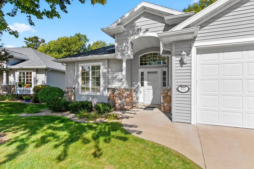 112 Regent Place, NEENAH
