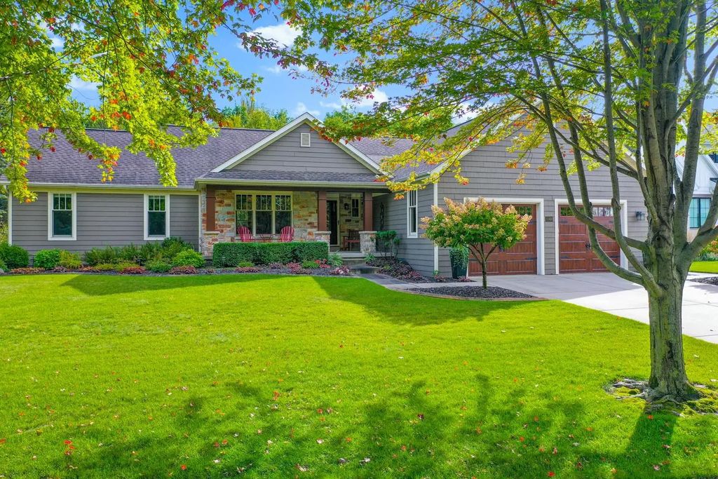 1000 Crown Pointe Circle, SUAMICO