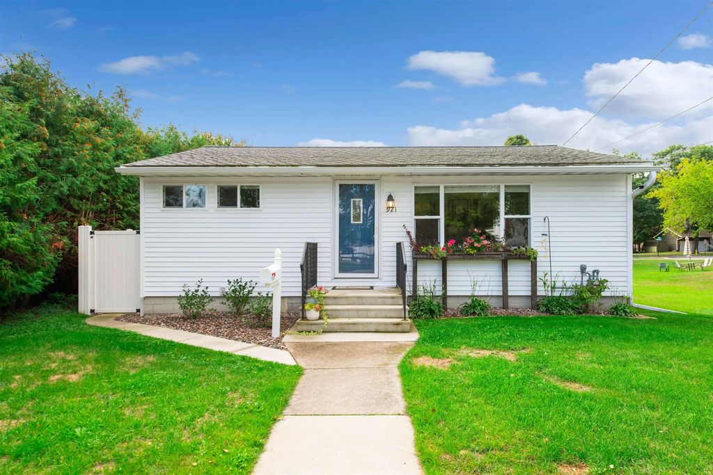 921 Gladstone Street, MARINETTE