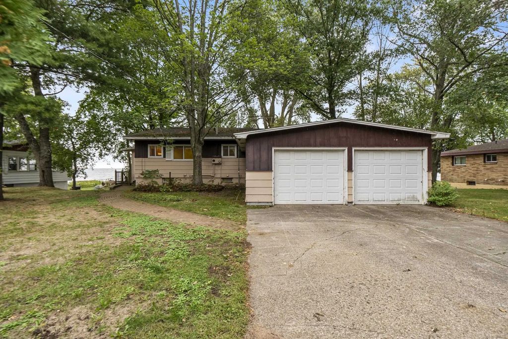 N2564 Shore Drive, MARINETTE