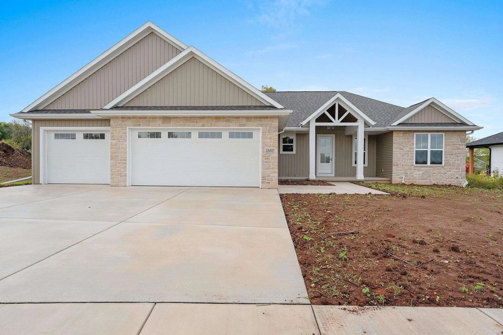 1582 Red Hawk Landing Trail, DE PERE