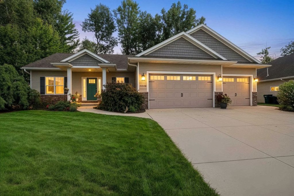 1048 Faversham Way, GREEN BAY