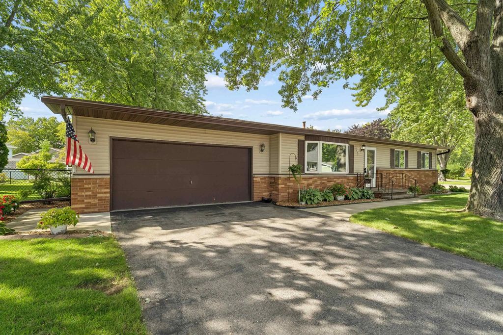 1135 Heritage Trail, OSHKOSH