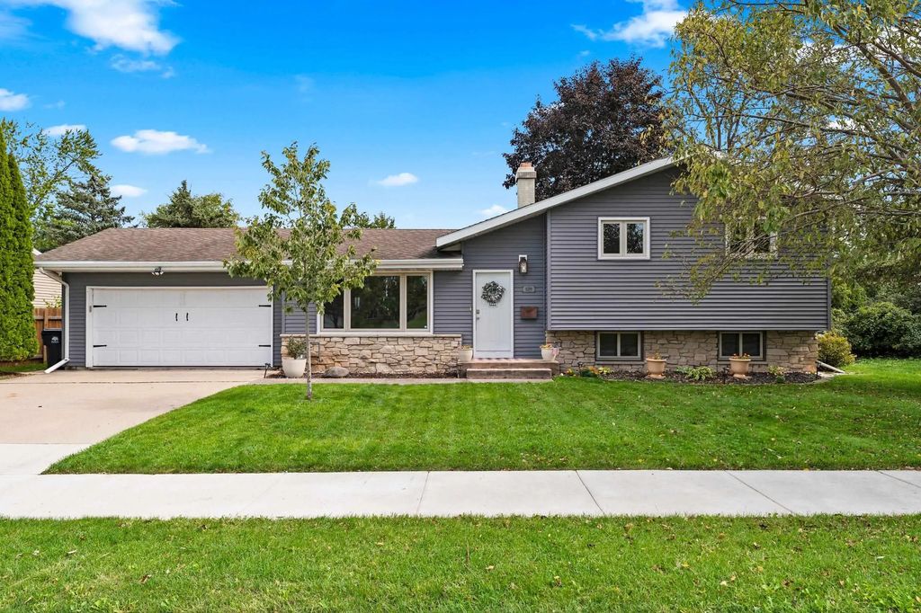 654 Cedar Street, NEENAH