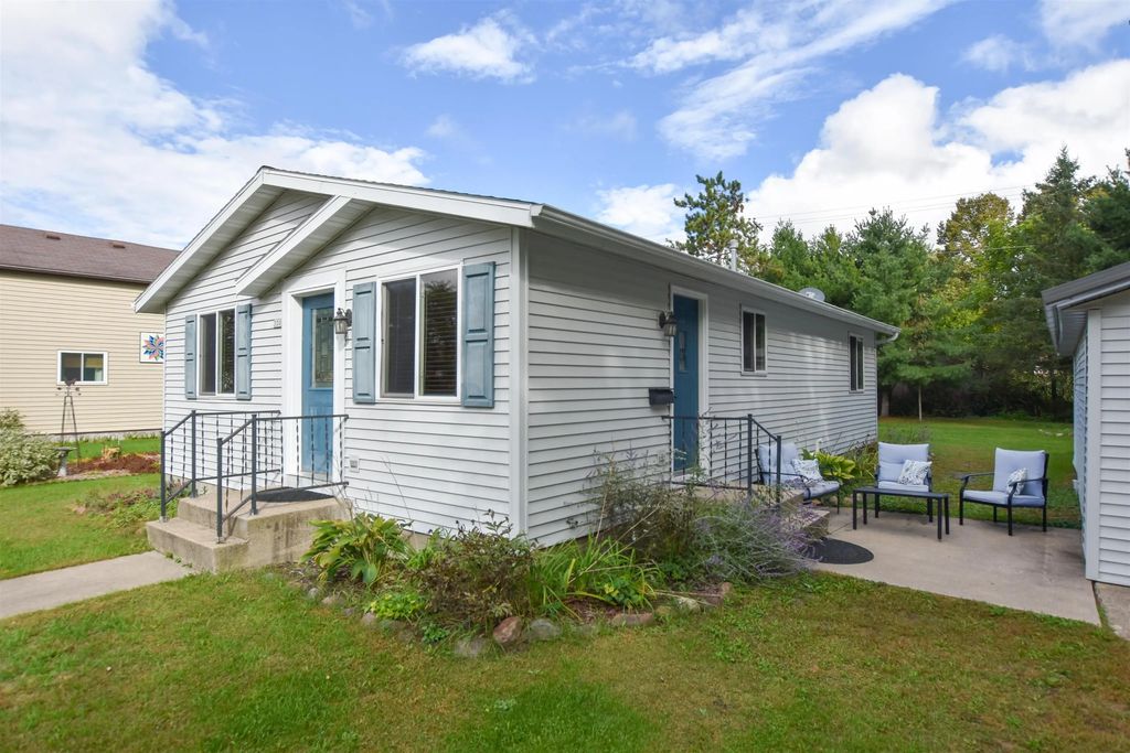 320 W Poplar Street, PLAINFIELD