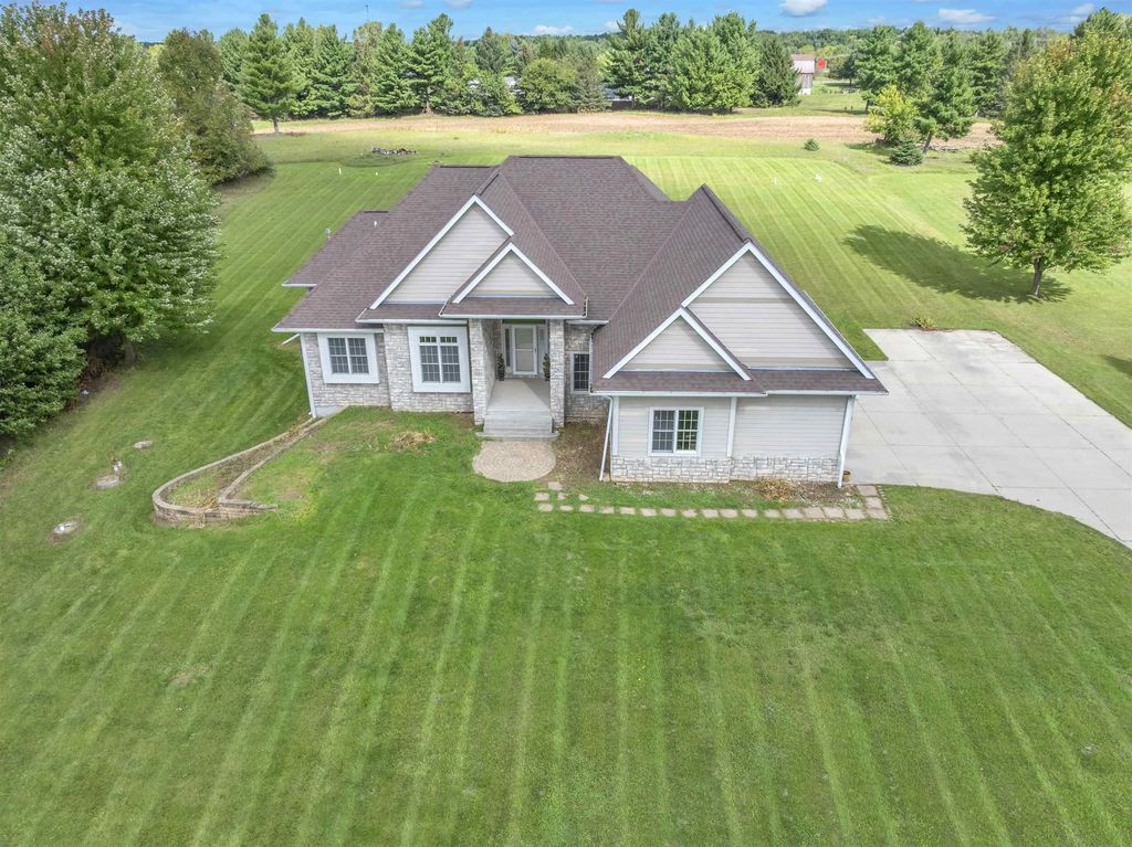 7611 Fairway Lane, WEST BEND