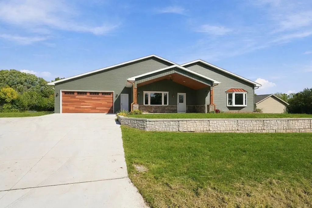 661 E River Drive, OMRO