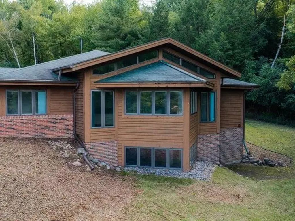 100 Pine Crest Lane, IOLA