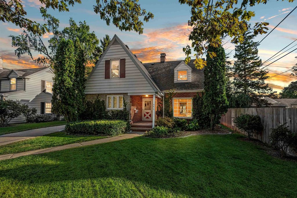 693 Congress Place, NEENAH