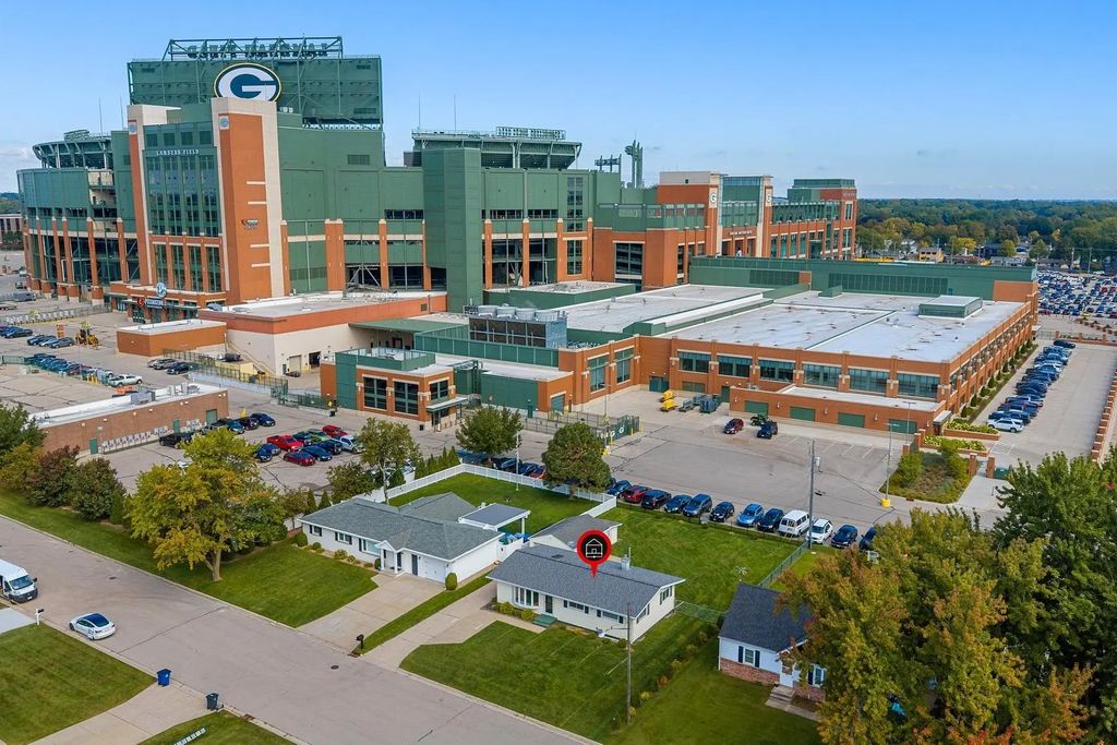910 Stadium Drive, GREEN BAY
