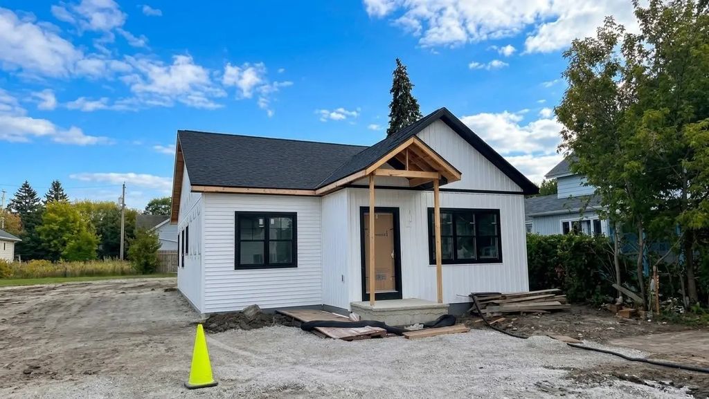 347 W 7th Avenue, OSHKOSH