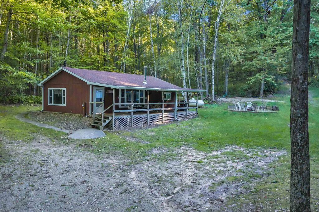 E559 Indian Valley Road, WAUPACA