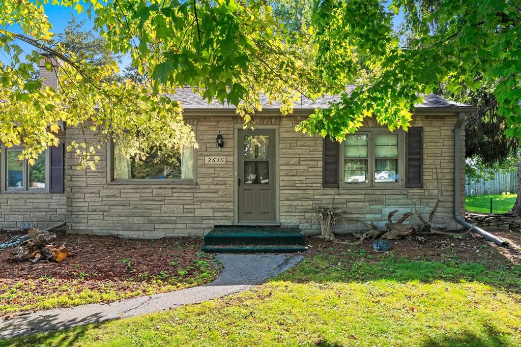 2615 W Highway Drive, APPLETON