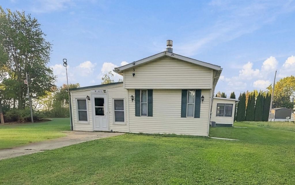 W5070 Woodland Road, SHAWANO