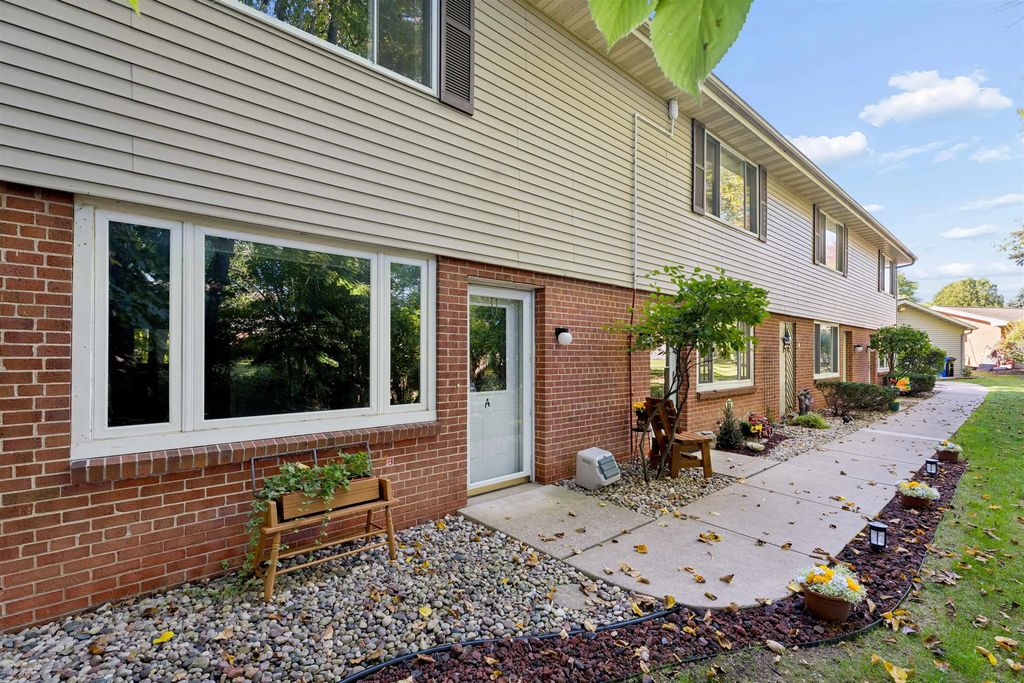 1031 S West Court A, APPLETON