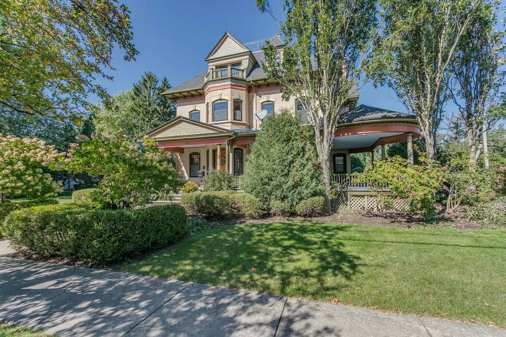 516 E Forest Avenue, NEENAH