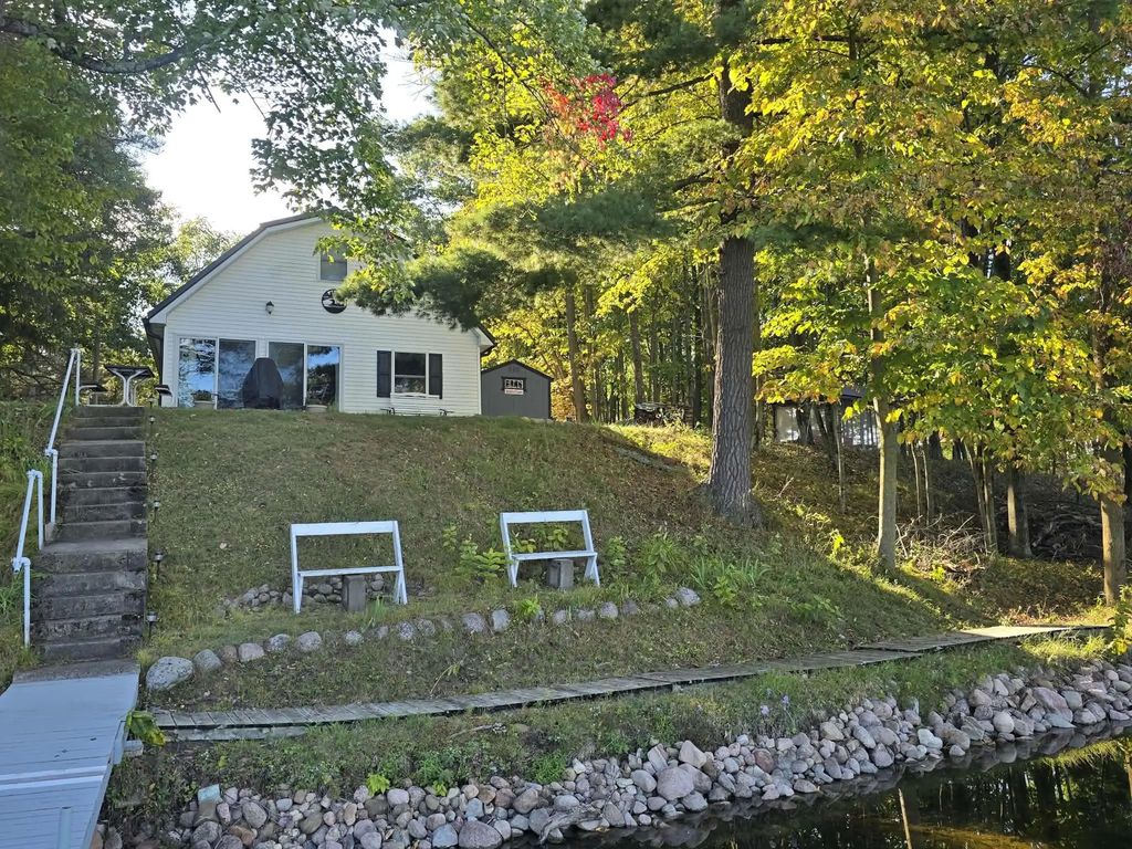 N7998 County Road J, IOLA