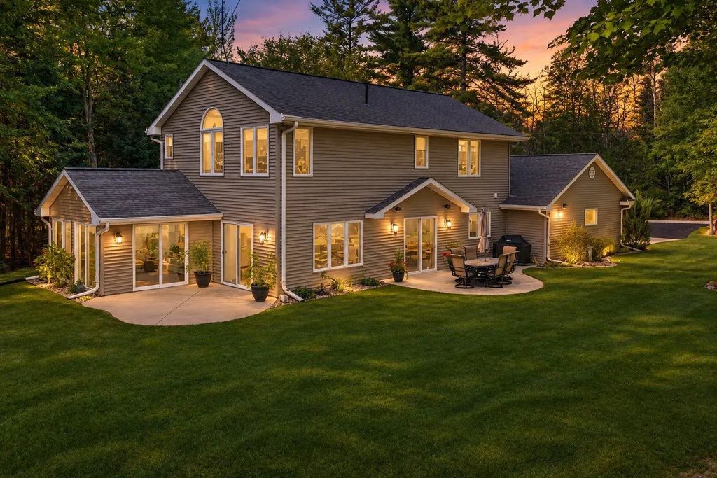 W6005 Lake Road, WAUSAUKEE