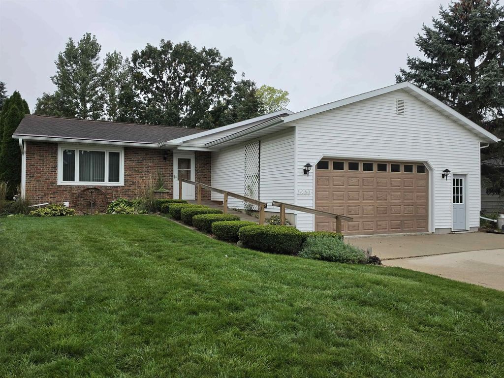 1052 Eastman Lane, FOND DU LAC