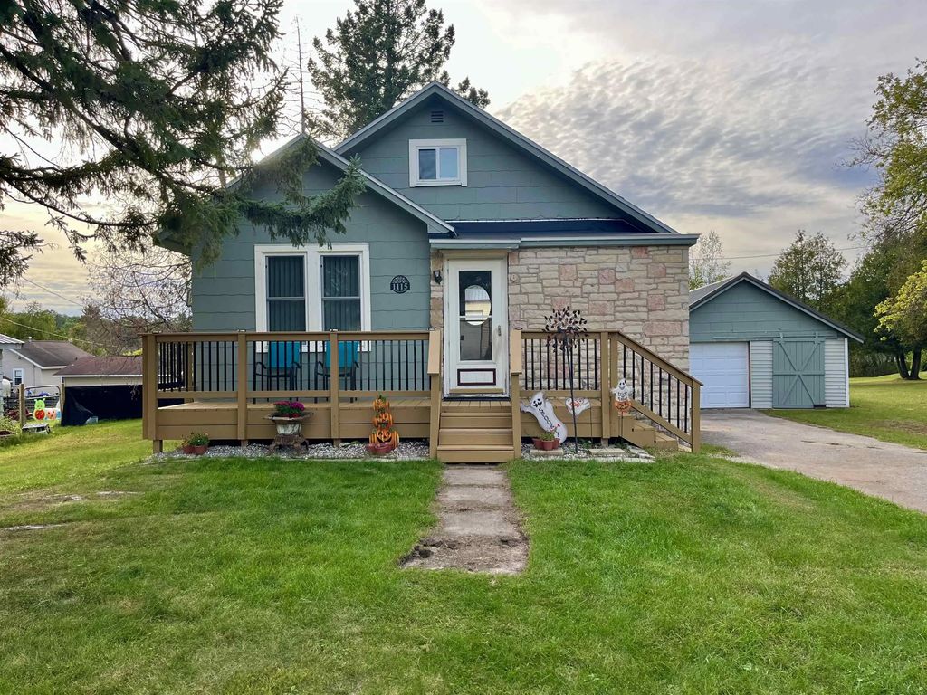 1115 Division Street, WAUSAUKEE