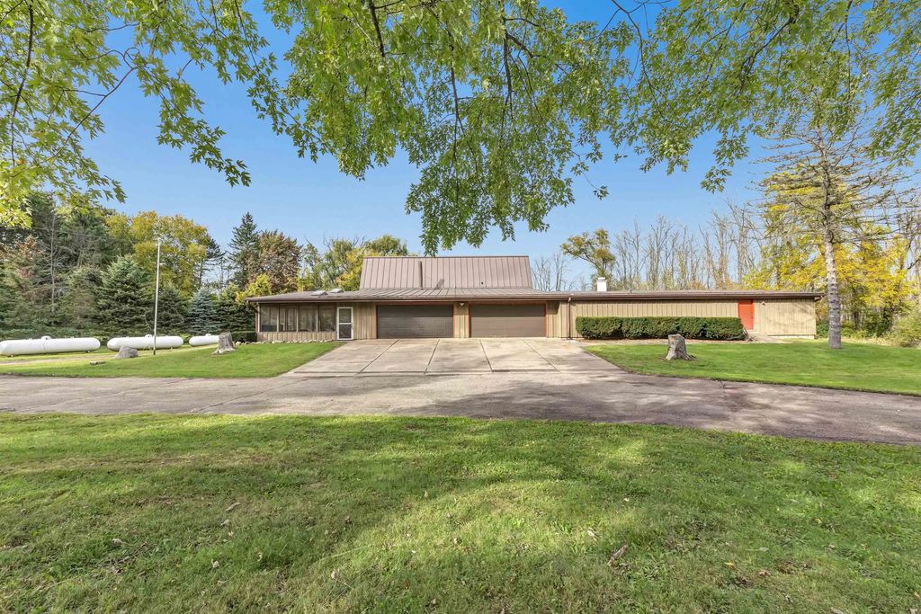 E6562 County Road F, WEYAUWEGA