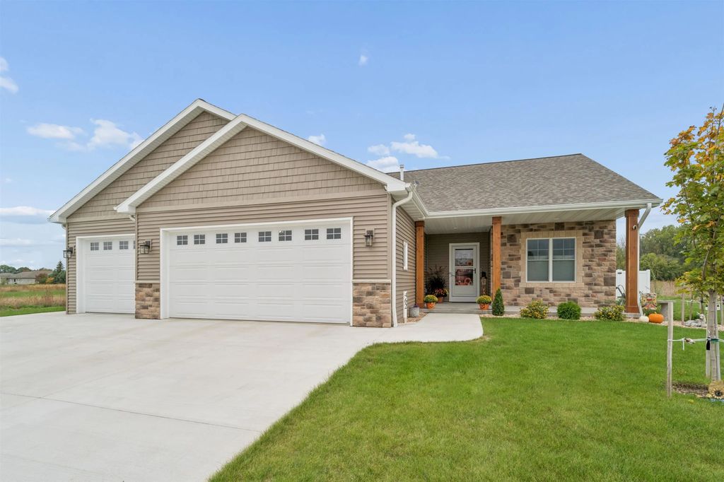 462 Rustic Ridge Drive, BRILLION