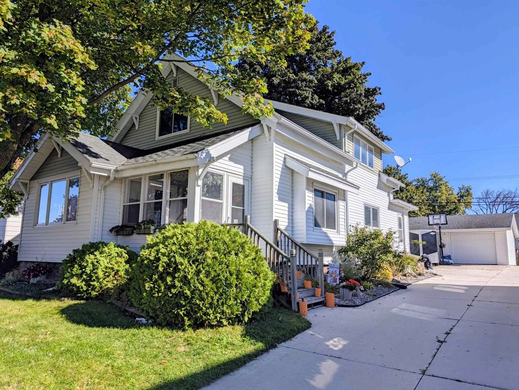 318 S Main Street, BRILLION