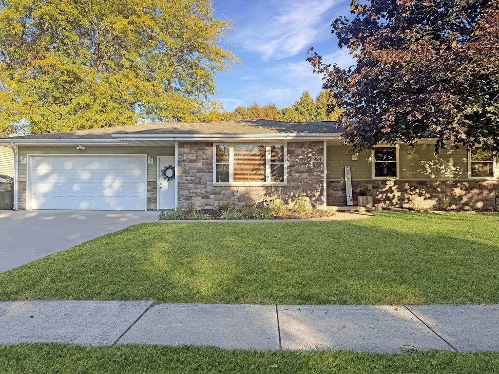 924 Laurel Lane, KAUKAUNA