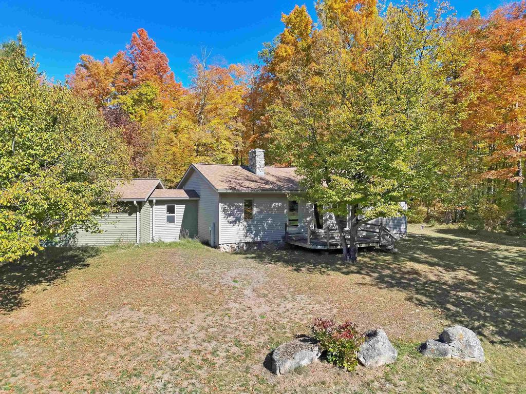 N8968 Four Lakes Road, WAUSAUKEE