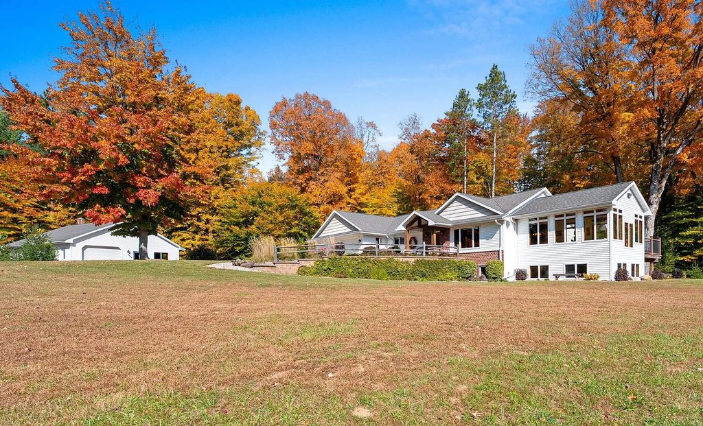 7722 County Road R, SURING