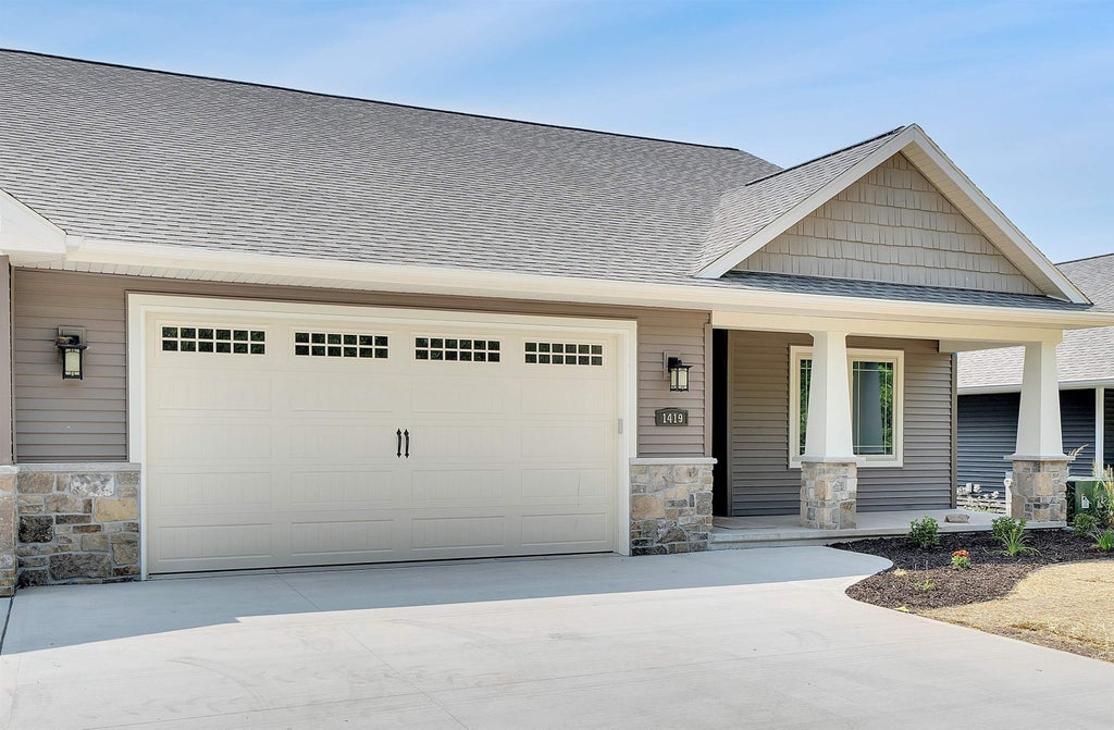 1419 Prairie Lake Circle, NEENAH