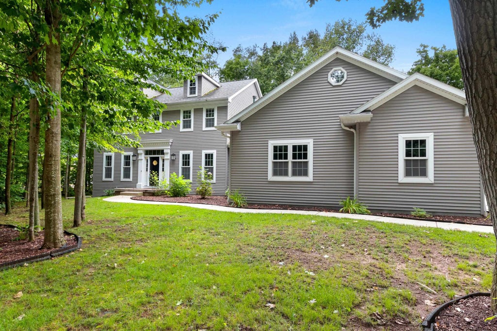 1881 Deer Trail Court, LUXEMBURG