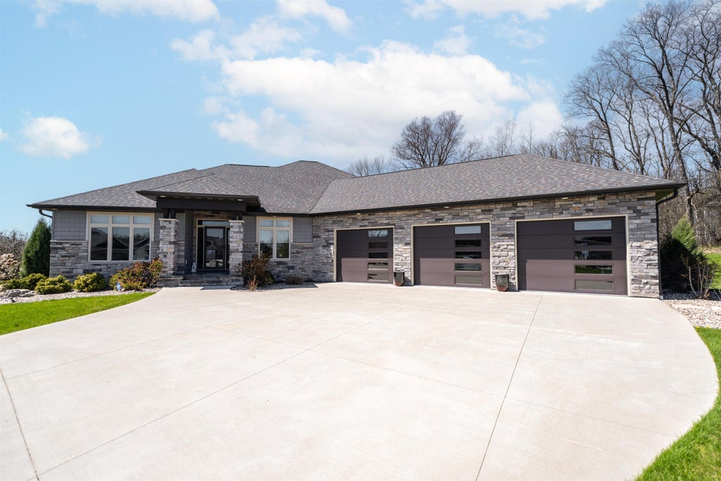 900 Woodcrest Heights Drive, MENASHA