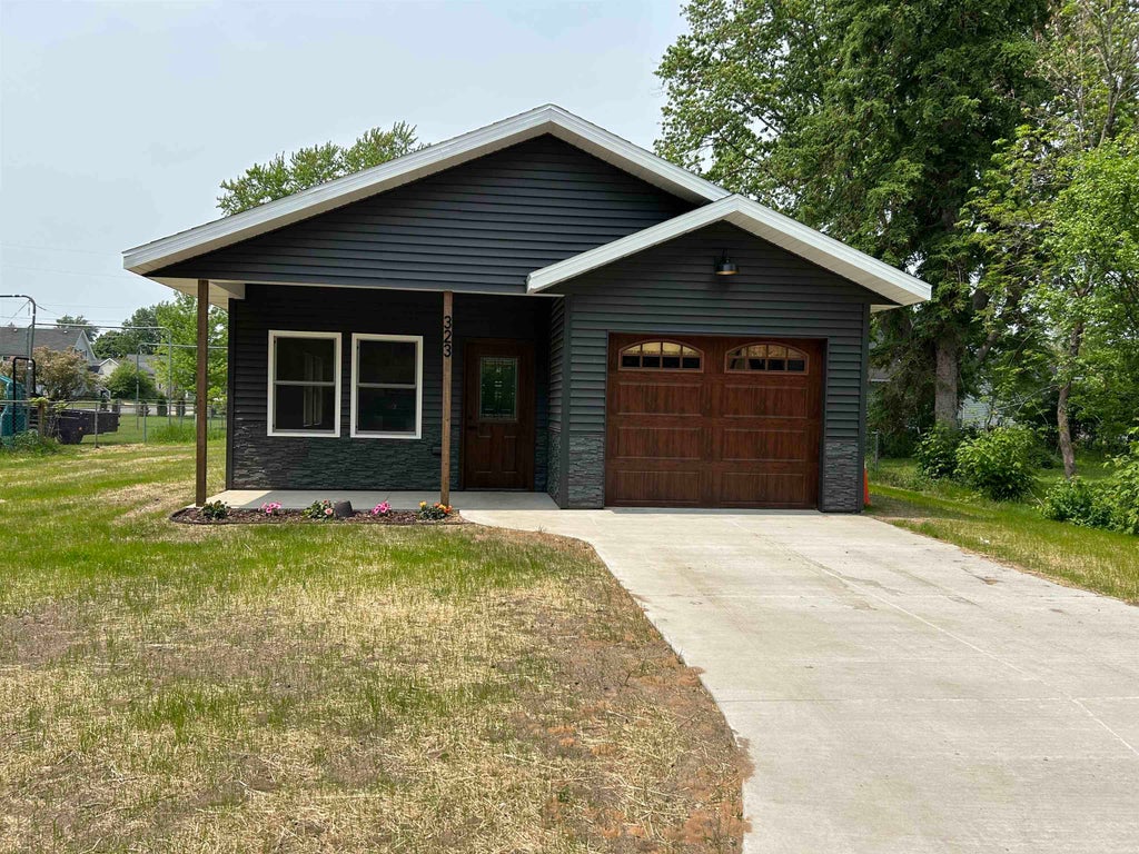 323 S Raymond Street, MARINETTE