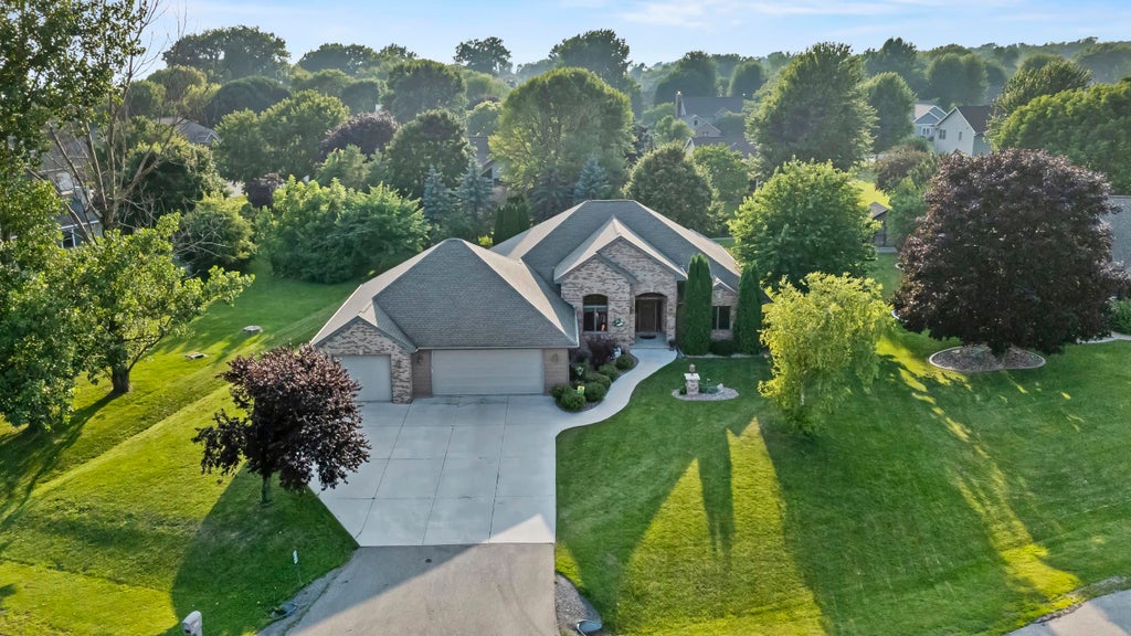 N8387 Royce Court, MENASHA