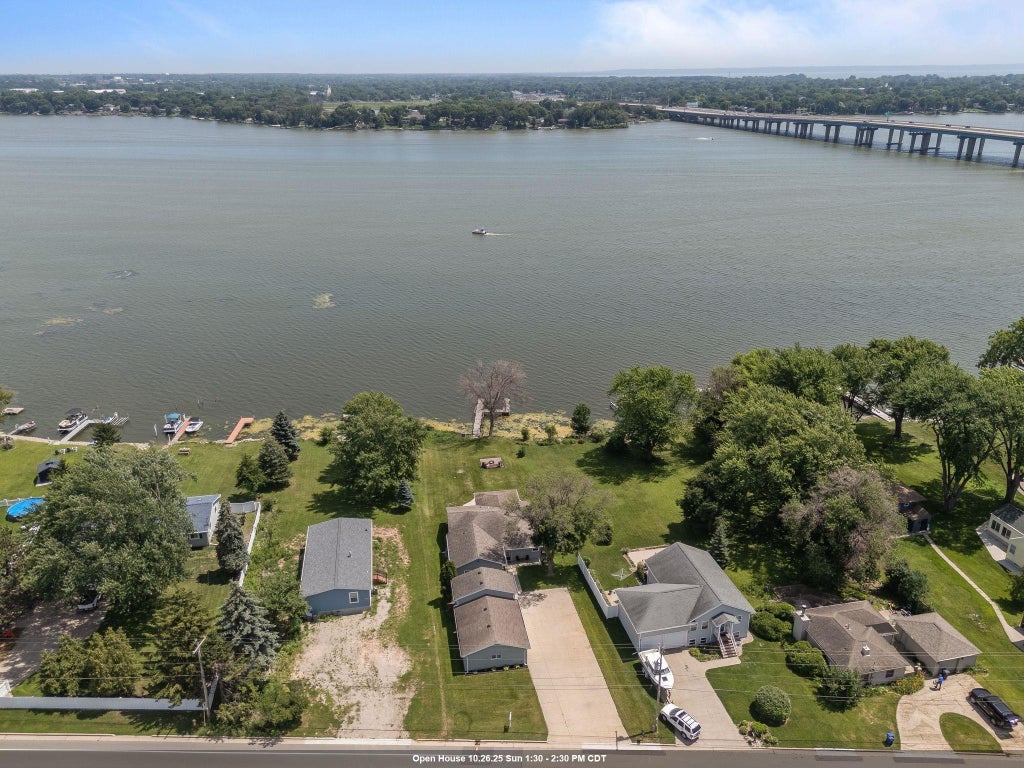 1693 W Butte Des Morts Beach Road, NEENAH