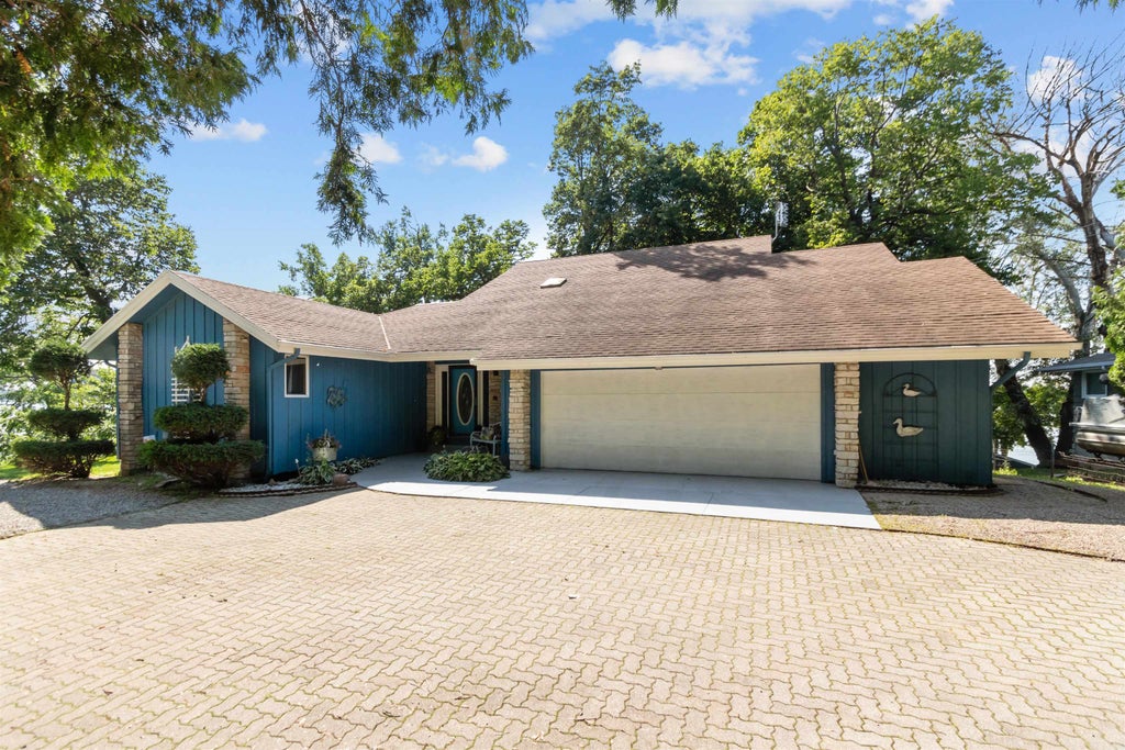 1096 Lakeshore Drive, MENASHA