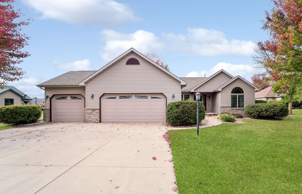 N7981 Carriage Court, SHERWOOD