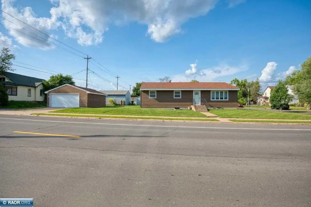 115 E 25th St, Hibbing