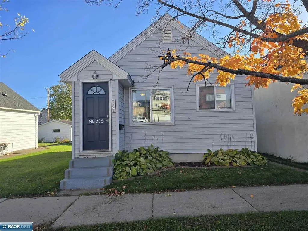 225 1st St. Sw, Chisholm