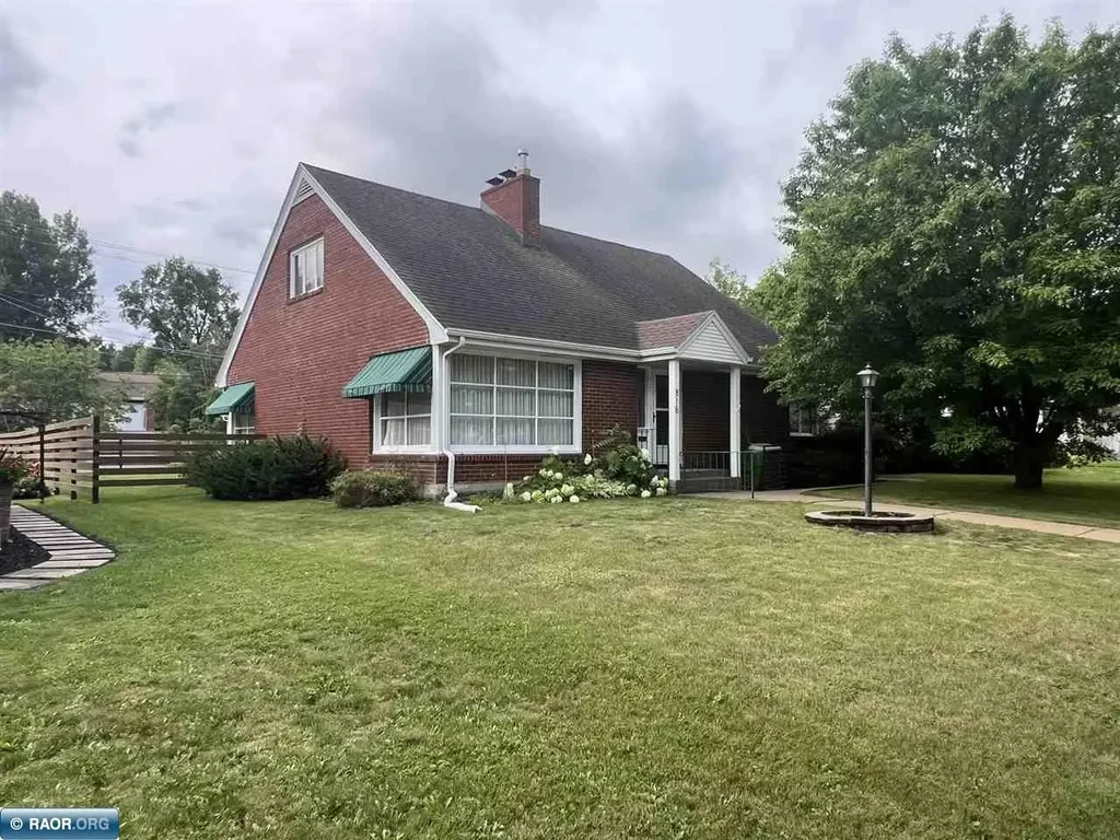 816 E 25th St, Hibbing