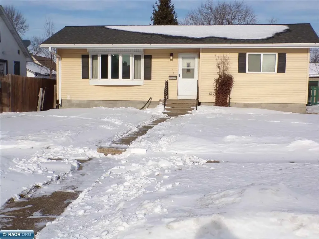 506 5th St, Chisholm