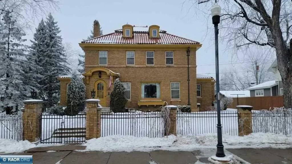 1001 E Howard Street, HIBBING