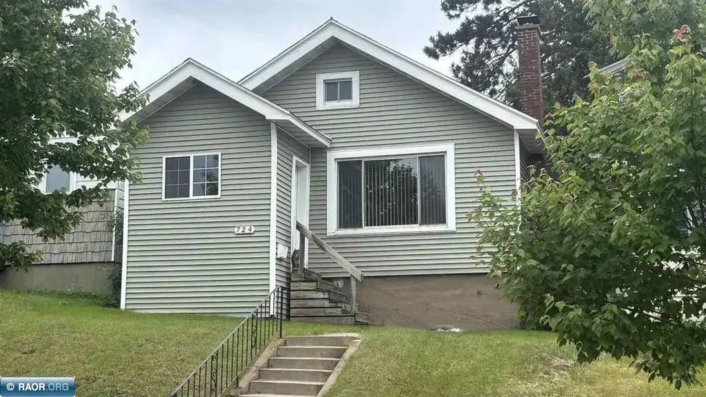 724 Summit, Eveleth