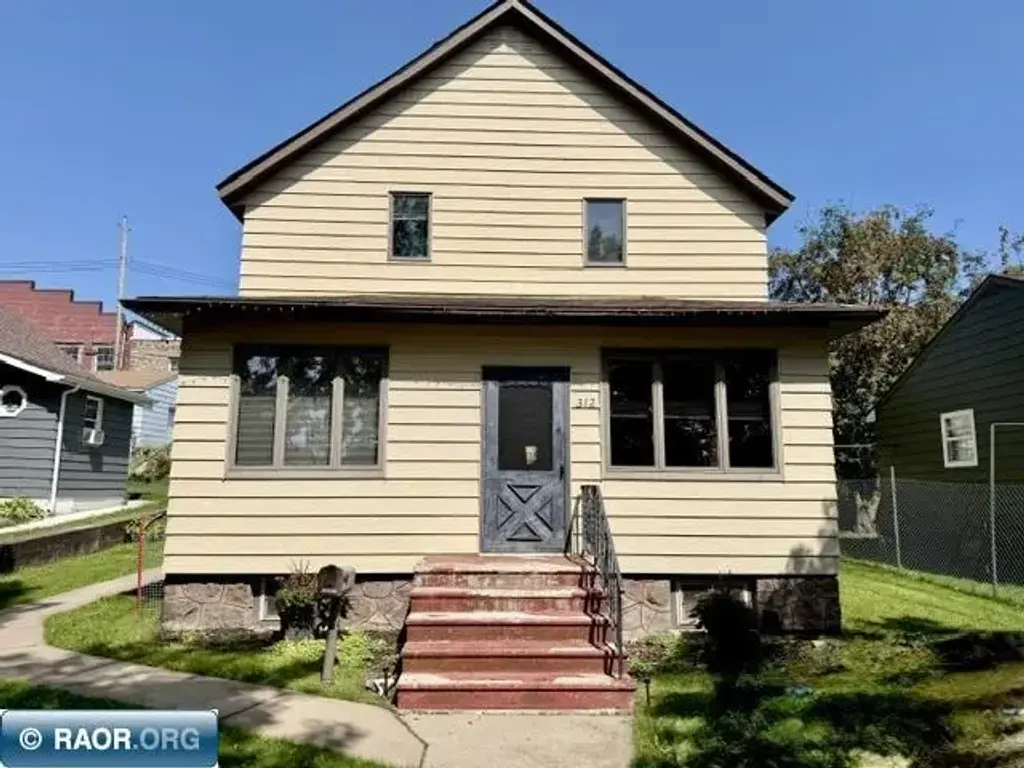312 1st St Sw, Chisholm