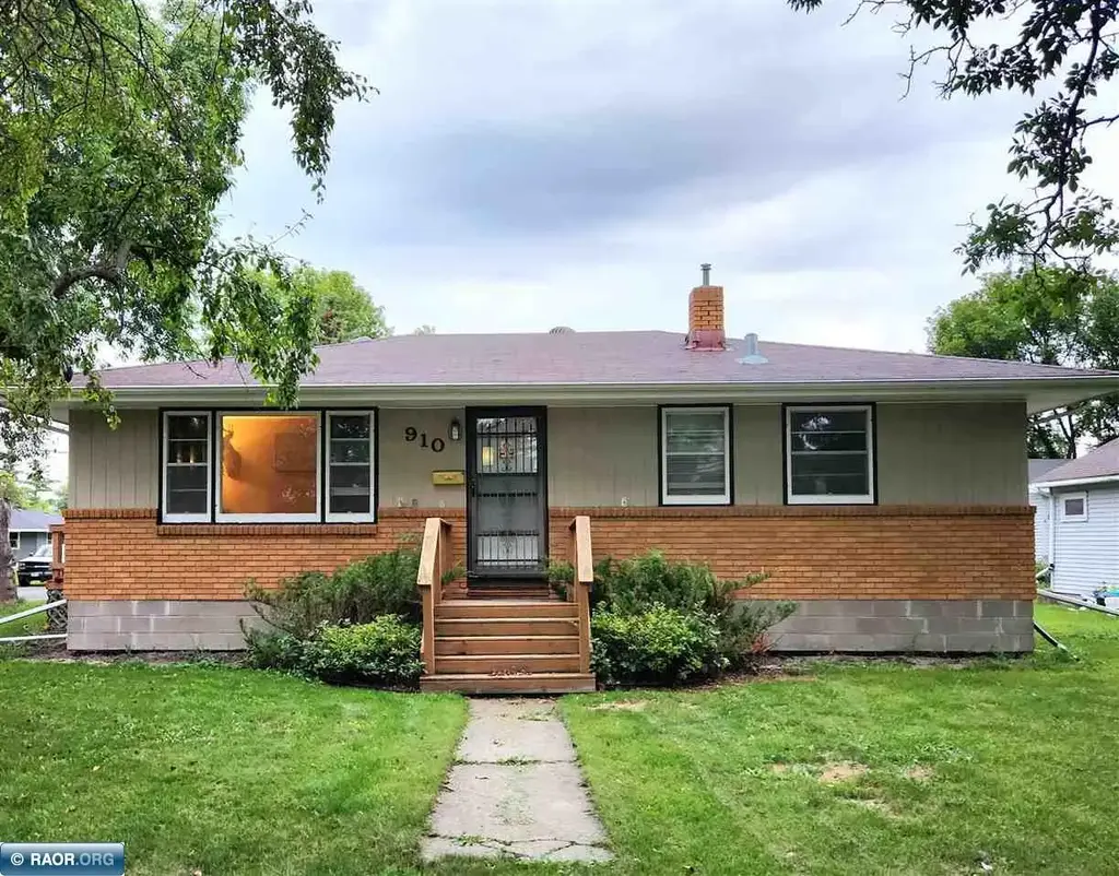 910 13th Street, International Falls