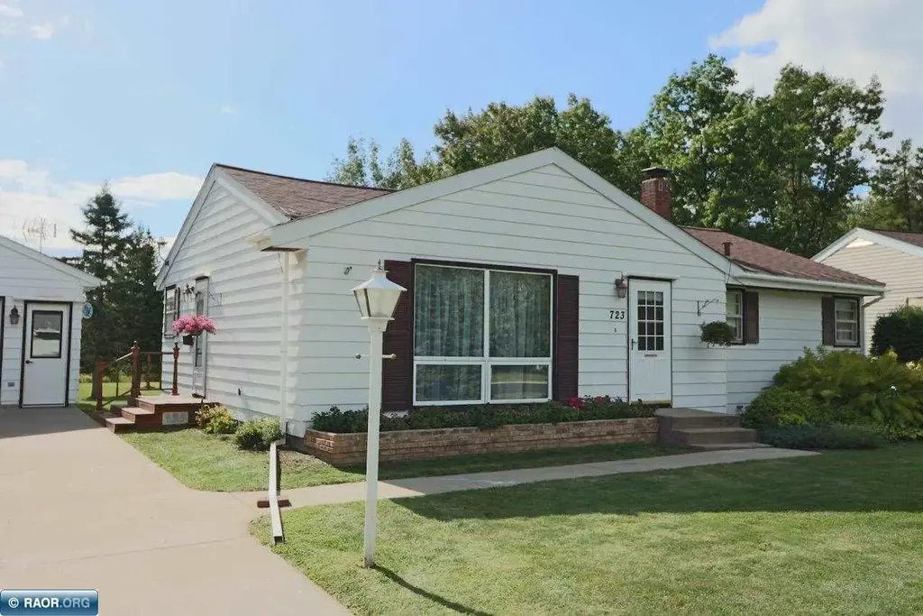723 Maple Dr, Aurora